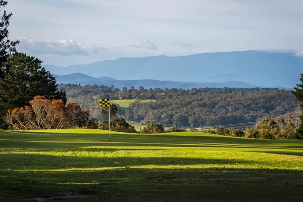 Visit Yallourn Golf Club