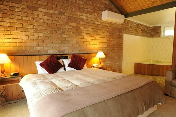 Experience Farnham Court Motel