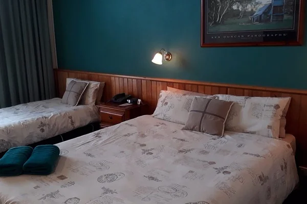 Experience Moe Motor Inn