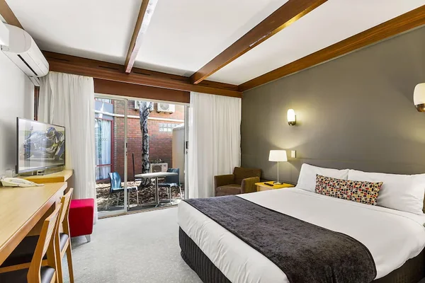 Experience Quality Inn & Suites Latrobe